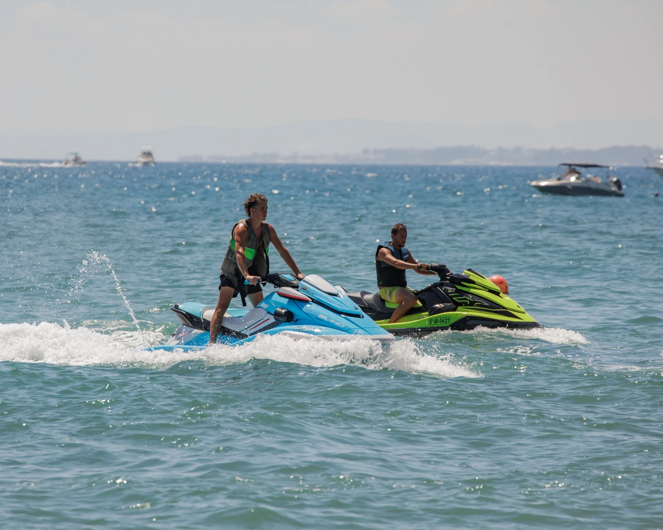 dos jóvenes pilotando motos de agua en circuito cerrado en la playa de Marbella