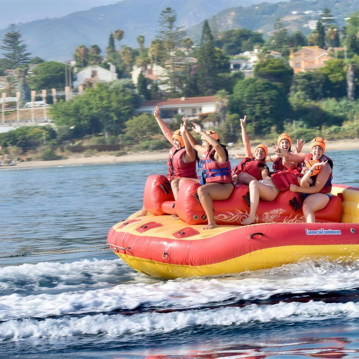 Hinchable Crazy Sofa en la playa de Marbella