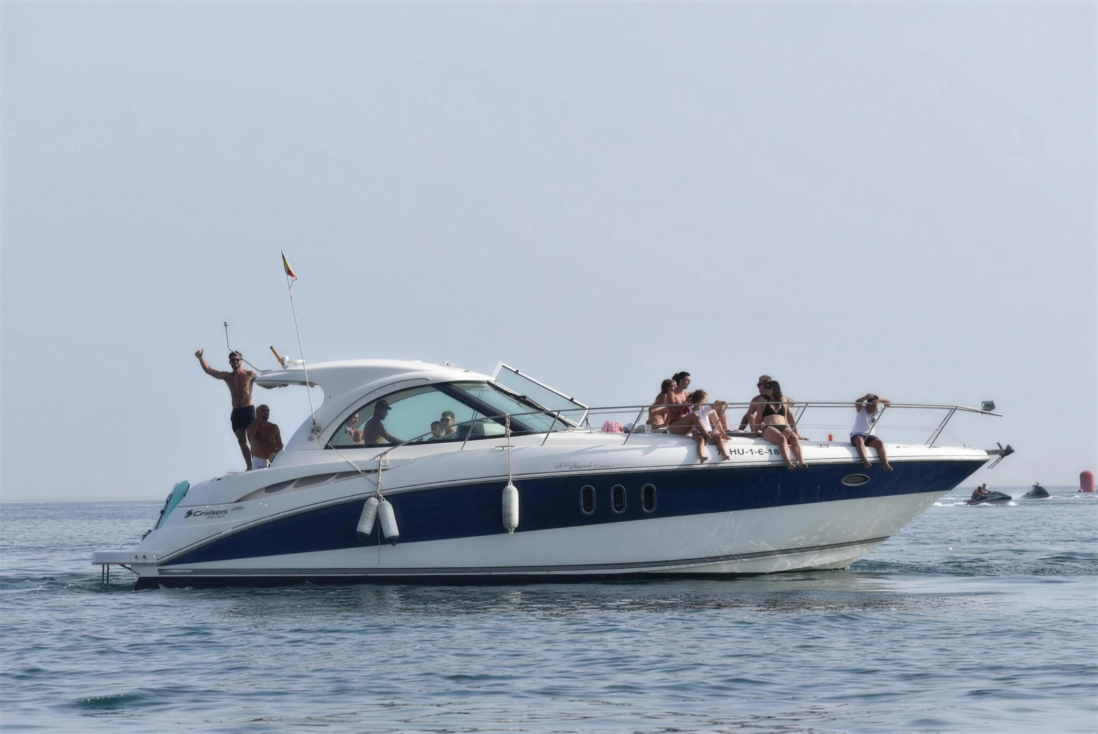 Yate Cruisers 39 navegando frente a Marbella